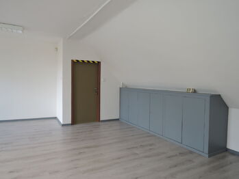 Pronájem výrobních prostor 400 m², Hostivice