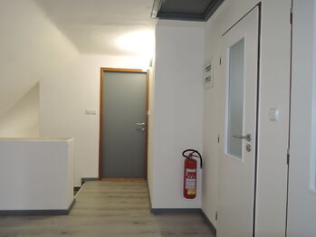 Pronájem výrobních prostor 400 m², Hostivice