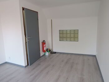 Pronájem výrobních prostor 400 m², Hostivice