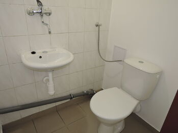 Pronájem výrobních prostor 400 m², Hostivice