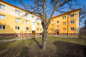 Pohled na dům - Prodej bytu 2+1 v osobním vlastnictví 71 m², Hodonín