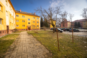 Pohled na dům - Prodej bytu 2+1 v osobním vlastnictví 71 m², Hodonín