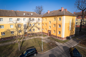 Pohled na dům - Prodej bytu 2+1 v osobním vlastnictví 71 m², Hodonín