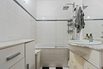 Koupelna - Prodej bytu 3+1 v osobním vlastnictví 84 m², Kladno