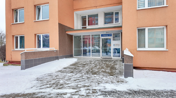 Vstup do domu - Prodej bytu 3+1 v osobním vlastnictví 84 m², Kladno