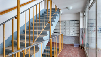 Schodiště - Prodej bytu 3+1 v osobním vlastnictví 84 m², Kladno