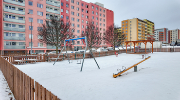 Před domem 2 - Prodej bytu 3+1 v osobním vlastnictví 84 m², Kladno