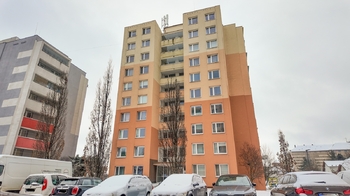 Pohled z parkoviště před domem - Prodej bytu 3+1 v osobním vlastnictví 84 m², Kladno