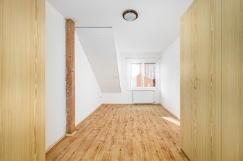 byt ve 2.NP_pokoj - Prodej domu 227 m², České Budějovice