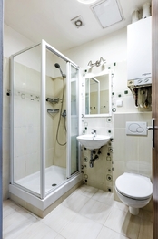 Koupelna - Pronájem bytu 1+1 v osobním vlastnictví 38 m², Praha 3 - Žižkov