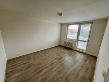 Ložnice s balkónem - Prodej bytu 3+1 v osobním vlastnictví 77 m², Břeclav