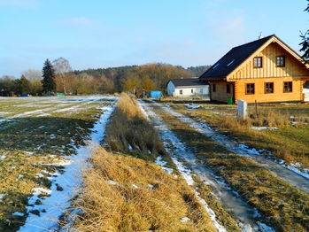Pohled na příjezdovou komunikaci. - Prodej pozemku 984 m², Přehořov
