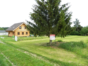 Pohled na pozemek od příjezdové cesty. - Prodej pozemku 984 m², Přehořov