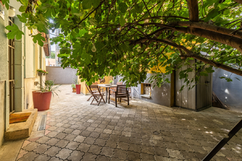 Pohled na dvůr - Prodej bytu 2+1 v osobním vlastnictví 128 m², Praha 8 - Karlín