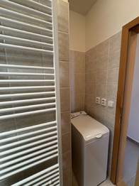 místo pro pračku v koupelně - Pronájem bytu 2+kk v osobním vlastnictví 56 m², Praha 10 - Strašnice