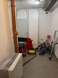 společná kočárkárna - Pronájem bytu 2+kk v osobním vlastnictví 56 m², Praha 10 - Strašnice