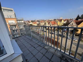 výhled z balkónu - Pronájem bytu 2+kk v osobním vlastnictví 56 m², Praha 10 - Strašnice