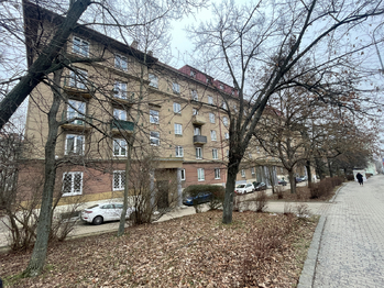 Pohled na dům - Prodej bytu 2+1 v osobním vlastnictví 64 m², Praha 10 - Vršovice