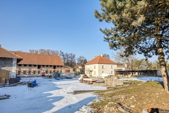 Pohled na dům ze dvora - Pronájem kancelářských prostor 270 m², Běloky