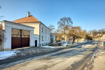 Pohled na dům z ulice - Pronájem kancelářských prostor 270 m², Běloky
