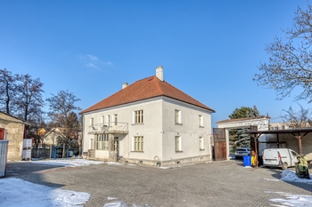 Pohled na dům ze dvora - Pronájem domu 270 m², Běloky