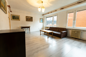 obývací pokoj je světlý a prostorný - Prodej bytu 1+kk v družstevním vlastnictví 34 m², Praha 3 - Žižkov