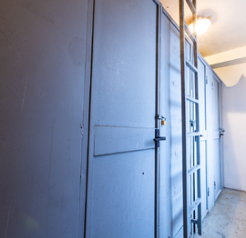 uzamykatelná komora je vedle bytu - Prodej bytu 1+kk v družstevním vlastnictví 34 m², Praha 3 - Žižkov