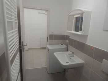 Koupelna - Pronájem bytu 1+kk v osobním vlastnictví 26 m², Rakovník