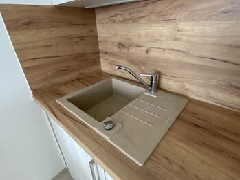 granitový dřez - Pronájem bytu 1+kk v osobním vlastnictví 29 m², Plzeň