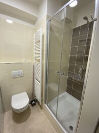 koupelna, sprchový kout - Pronájem bytu 1+kk v osobním vlastnictví 29 m², Plzeň