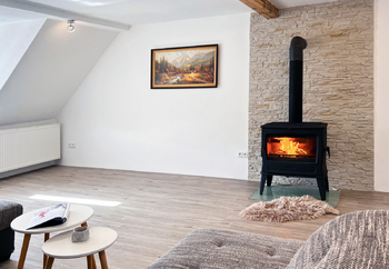 Obývací pokoj s krbem - Prodej domu 131 m², Jáchymov