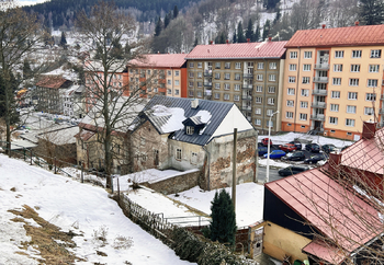 Pohled z vrchní ulice - Prodej domu 492 m², Jáchymov