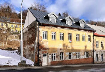 Pohled od komunikace - Prodej domu 492 m², Jáchymov