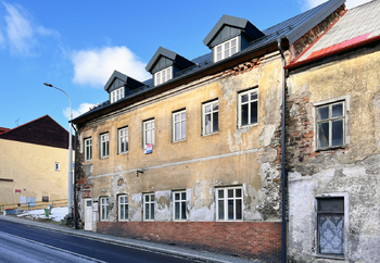 Pohled z komunikace - Prodej domu 492 m², Jáchymov