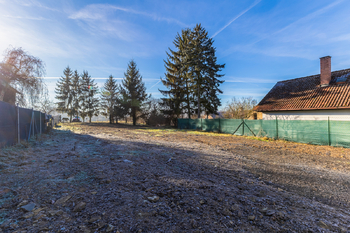 pohled ke vchodu na pozemek - Prodej pozemku 2831 m², Svojetín 