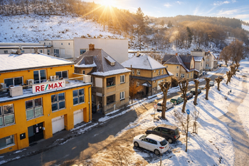 Pohled na objekt s přilehlou cyklostezkou a parkovištěm - Pronájem restaurace 198 m², Železný Brod 