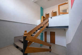 Schodiště mezi 2 a 3.NP - Pronájem restaurace 198 m², Železný Brod