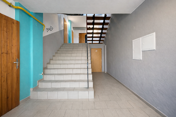 Schodiště po vstupu do budovy - Pronájem restaurace 198 m², Železný Brod