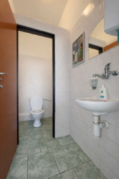 WC pro hosty - Pronájem restaurace 198 m², Železný Brod