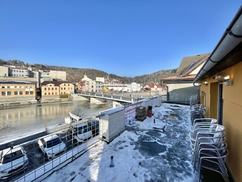 Terasa při restauraci - Pronájem restaurace 198 m², Železný Brod
