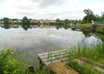 Borovany protkává cyklotrasa z Bechyně. - Prodej pozemku 1131 m², Borovany