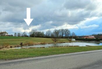 Poloha pozemků na kopci od příjezdu do obce. - Prodej pozemku 1131 m², Borovany