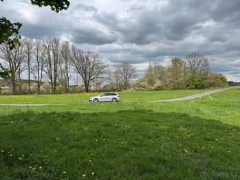 Pozemek je rovinatý. - Prodej pozemku 1131 m², Borovany