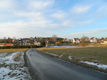 Komunikace k rybníku a hlavní komunikaci obce. Na této komunikaci je autobusová zastávka. - Prodej pozemku 1131 m², Borovany