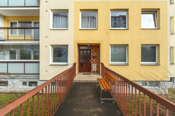 Vchod do budovy - Prodej bytu 4+1 v osobním vlastnictví 89 m², Ústí nad Labem