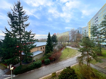 Výhled z lodžie bytu do vnitrobloku  - Prodej bytu 3+kk v osobním vlastnictví 86 m², Praha 5 - Stodůlky