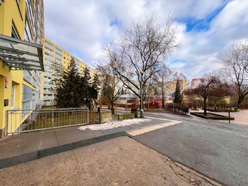 Zadní vchod do domu přímo do klidného vnitrobloku - Prodej bytu 3+kk v osobním vlastnictví 86 m², Praha 5 - Stodůlky