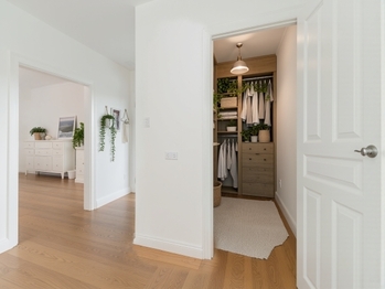 Vizualizace možného budoucího stavu centrální chodby s komorou na úložné prostory - Prodej bytu 3+kk v osobním vlastnictví 86 m², Praha 5 - Stodůlky