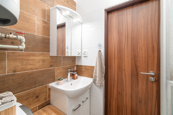 Koupelna - Prodej bytu 3+1 v osobním vlastnictví 60 m², Čejetice