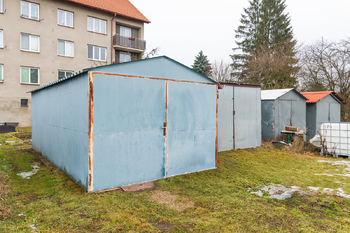 Plechová garáž - Prodej bytu 3+1 v osobním vlastnictví 60 m², Čejetice